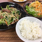 Gyouzano Oushou - ニラレバ炒めと野菜サラダ
