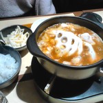 濱放者 - 和風カレーモツ鍋。レンコン良いです。