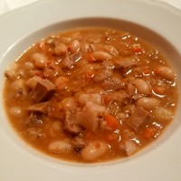 フィオッキ - 「トフィヤ」豚の舌、耳、ほほ肉、足などを大豆や人参などと煮込んだスープ