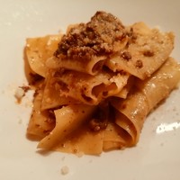フィオッキ - “パッパルデッレ“パルミジャーノチーズで仕上げる挽肉の煮込みラグーポロニェーゼで