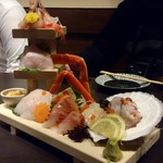 北海道応援隊　きたいち酒場   - 漁師町の刺身三段板盛　1人前　999円（2人前から）