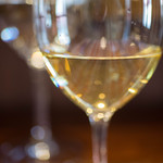 Bien - 高脚杯（ぐらす）の白葡萄酒（さけ）