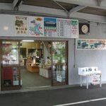 阿寒観光汽船　本社売店 - 待合所側の売店入口の様子です。