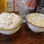 山之手 虎玄 - ランチタイムはもち麦入りご飯無料です（左は大盛り）