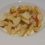 ドディチ・マッジョ - ゴルゴンゾーラ、パルミジャ、ペコリーノのペンネ、胡桃と林檎添え