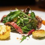 ドディチ・マッジョ - イチボのステーキ、ルッコラ、ベビーリーフのサラダ仕立