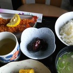 西口 - 海老フライ以外の小鉢は同じ