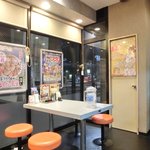 らあめん花月嵐 - 店内のテーブル席の風景です