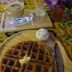 Thamel Coffee - 料理写真:マサラチャイとワッフル