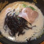 博多風龍 - きくらげラーメン ¥680 のラーメン