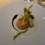 茹でたてのホワイトアスパラと帆立貝のポワレ 　トリュフ風味のヴィネグレットソース