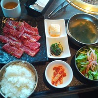 和牛焼肉 土古里 上野バンブーガーデン店 - 肩ロースセット1900円位＋500円のお肉1.5倍増しにしました