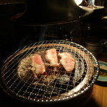 代官山 炭火焼肉 猿楽 - ジューーー！