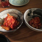 代官山 炭火焼肉 猿楽 - キムチとチャンジャが登場