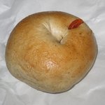 happy hoppe - 「ベーグル クリームチーズ＆アプリコット(\250)」。