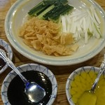 中国茶房８ - 北京ダックセット。
            
            （味噌系のﾀﾚ。醤油系のﾀﾚ。蜂蜜酢のﾀﾚ。）