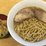 ラーメン二郎 - ラーメン 700円　麺半分・全部ちょっとで