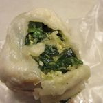 老蔡水煎包 - 肉まん同様に中にニラのぎっしり入ったニラまんです。