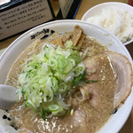 ごっつ - 醤油ラーメン（750円）麺中盛、薬味多め、メンマ多め、小ライス（全部無料）