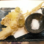 一斗五合 - 【ランチ】串揚げ丼セット（￥780）の串揚げ。揚げたてを提供して頂けます。