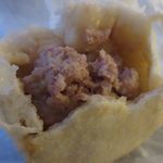 老蔡水煎包 - 中には肉がぎっしり入って、お肉から出た肉汁がたっぷり肉まんの中に詰まってました。