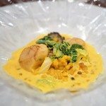 ラ クープ ドール - 北海道産帆立貝と三陸牡蠣の包み焼き サフラン香る貝のスープ　サルディーニャ地方のパスタ“フレゴラ”とわわ菜のブレゼを添えて