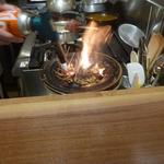 申虎 - 牛タタキ・・藁で炙り藁の香りを付け