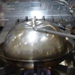 申虎 - ハンバーグを焼いている・・