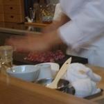 申虎 - ハンバーグ仕込み中