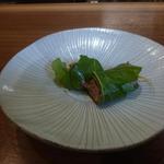 申虎 - ロース薄くスライス軽く蒸しを入れて、白髪葱と葱味噌を巻いて最後にルッコラの葉で巻いて