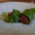 申虎 - ロース薄くスライス軽く蒸しを入れて、白髪葱と葱味噌を巻いて最後にルッコラの葉で巻いて