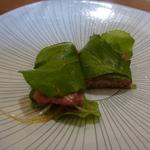 申虎 - ロース薄くスライス軽く蒸しを入れて、白髪葱と葱味噌を巻いて最後にルッコラの葉で巻いて