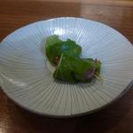 申虎 - ロース薄くスライス軽く蒸しを入れて、白髪葱と葱味噌を巻いて最後にルッコラの葉で巻いて