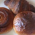 ベッカライ ビオブロート - クロワッサン　シナモンロール　トーストブロート