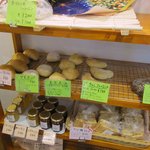happy hoppe - パン棚の様子3。
