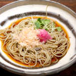Teuchi Soba Yakko - おろし蕎麦（￥850）。ピンク色の大根おろしが添えられ、抜群のフォトジェニック蕎麦！ 福井の蕎麦粉なら、やっぱりおろしでしょう
