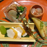 瓢嘻 八重洲店 - 八寸（鯛酒盗和え、飯蛸柔らか煮、獅生寿司、カラスミ、ふききゃら煮、ちしゃとう味噌漬け、タケノコ土佐土佐煮