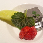 瓢嘻 - 甘味（黒胡麻豆乳寄せ　メロン、苺）