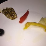 bAr Bullshit - 食べかけだが、左の黒っぽいのがオリーブのピクルス