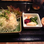 勝烈亭 新市街本店 - サラダ、お新香、味噌汁、なめたけおろし