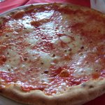 ピッツェリア　ラ・チェネッタ - 皿からはみ出し気味のマルゲリータはムチムチ！