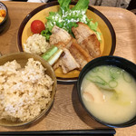 食堂コヨミ - はぎちくポークバラ肉の塩豚焼き(ネギ塩レモン)定食