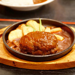 洋食屋牛銀 - デミグラスソースがかかっています。