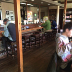 Miujin Soba - 店内はテーブル席とカウンター席から成ります。
