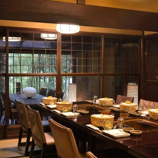 母屋、東館、西館、それぞれ違った景観を楽しめるゆったり個室