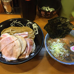 中華蕎麦 とみ田 - 特製つけそば（並）
      やはり最高！しかも、店内も含めカッコいい！
      10時30分整理券配布〜15時30分着丼という長さでなければより評価は高かった。