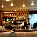 神谷バー - イケメンバーテンダーさんと可愛いウェイトレスさん♪