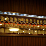 神谷バー - 店内に並べられた電気ブラン。