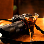 神谷バー - 撮影したカメラと電気ブランの記念撮影。