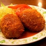 神谷バー - 大きいかにコロッケが二つ♪